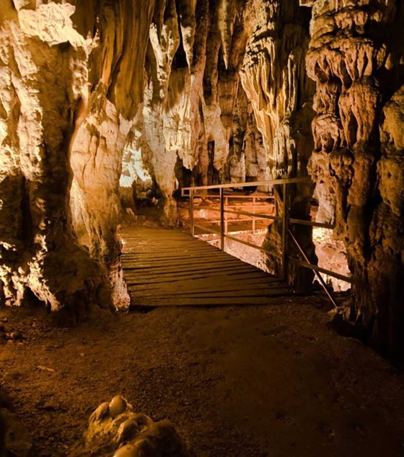 DOLINA JELENA I BARAĆEVE ŠPILJE